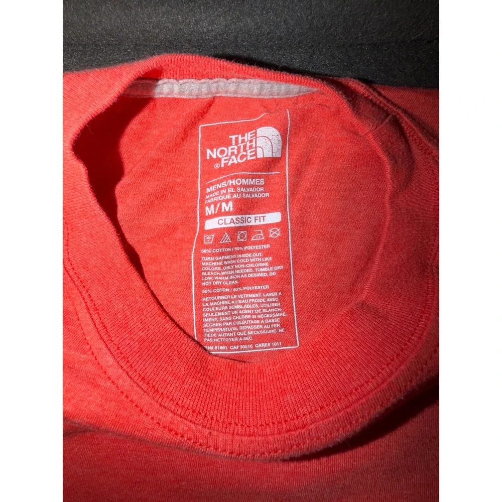 The North Face Mens Classic Fit Graphic Logo T-Shirt Coral Red Size M NF0A4M8L